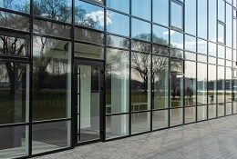 Alu-facade. Glasfacade kontorbygning. Niels Juel Pedersen i Næstved, Sjælland