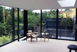 Tilbygning med glasparti med sorte alu-profiler fra NJP A/S, Næstved, Sjælland.