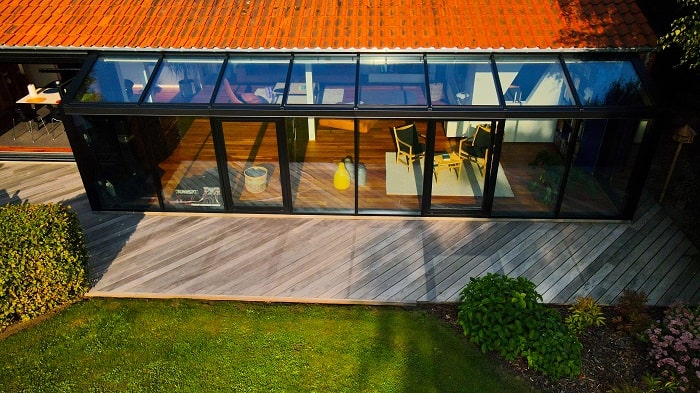 Glasparti til terrasse med sorte alu-profiler fra NJP A/S i Næstved, Sjælland