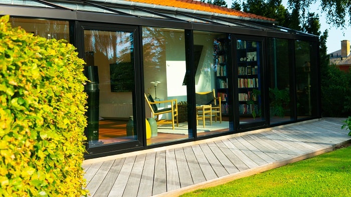 Flot sort glasparti med dør til terrasse. NJP A/S Sjælland