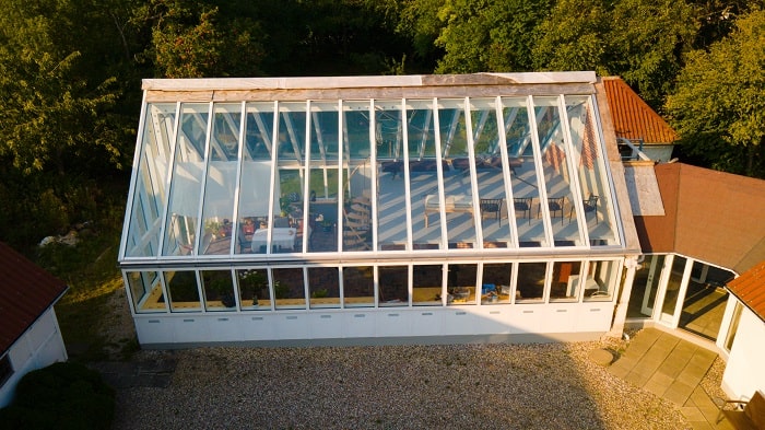 Store glaspartier med hvide aluminiumsprofiler Orangeri i Fensmark. NJP A/S
