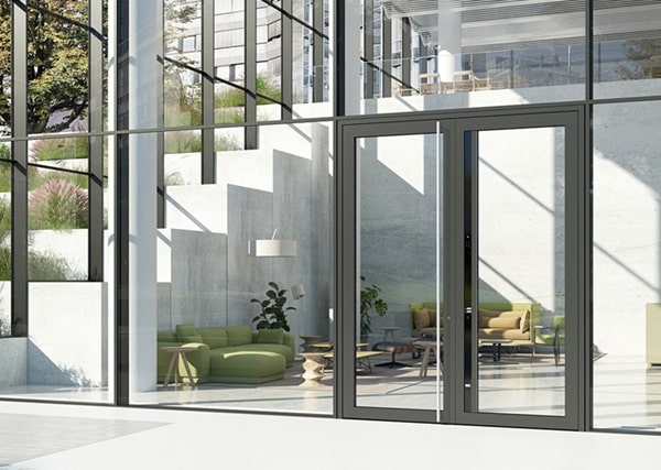 Dobbelt facadedør med sorte alu-profiler. Niels Juel Pedersen A/S, Sjælland