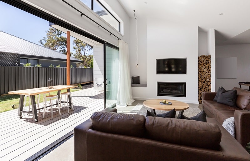 Udendørs skydedør med glas åbner op til terrassen. NJP A/S, Næstved, Sjælland