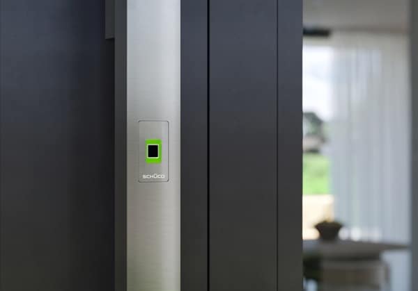 Hoveddør med glas og adgangskontrol med fingerprint. NJP A/S, Næstved, Sjælland