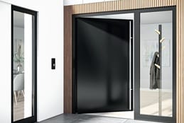 Hoveddør med glas og sort aluminium.