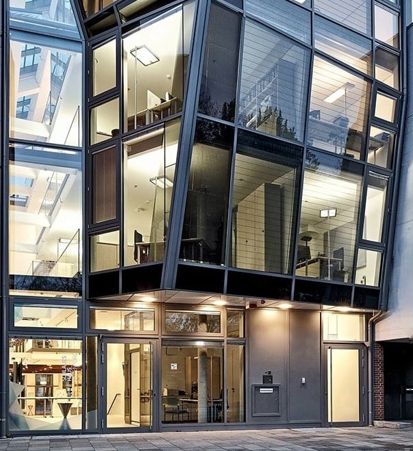 Yderdør med glas til erhverv. Solidt, eksklusivt og slidstærkt. NJP A/S, Næstved, Sjælland